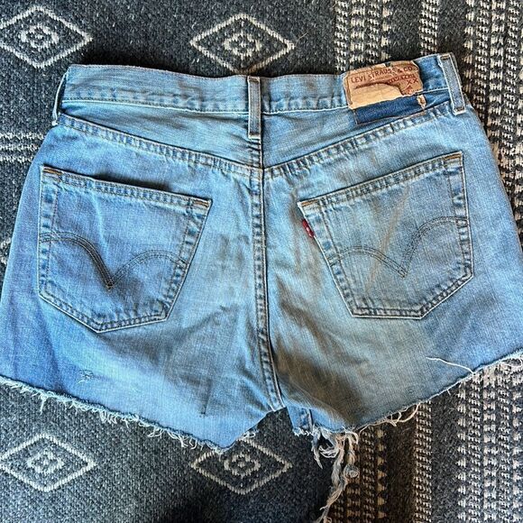 Levi Cut Off Shorts, 501 New with Tags, Light Denim Shorts Distressed - Picture 5 of 5